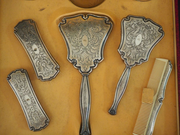Garniture de toilette en cristal et argent gravé, à décor de rinceaux 