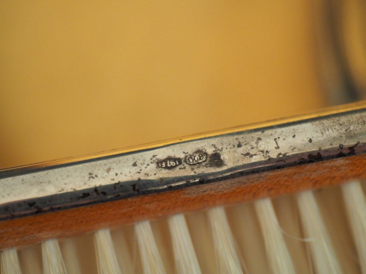 Garniture de toilette en cristal et argent gravé, à décor de rinceaux 