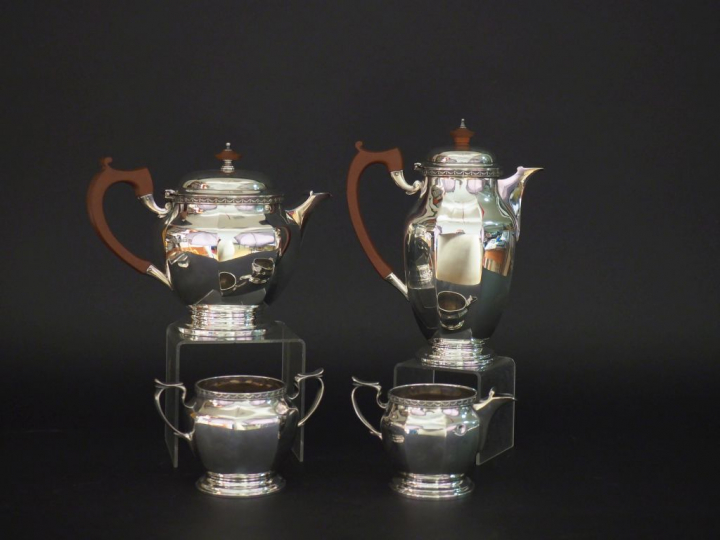 Service à café quatre pièces en argent anglais, à décor de guirlandes,