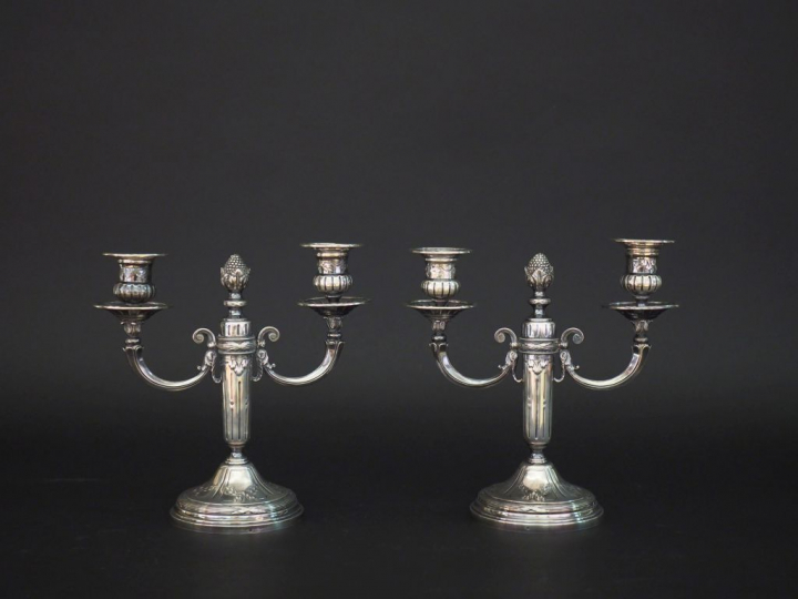 Paire de bougeoirs double de style Louis XVI en argent, poinçon Minerv