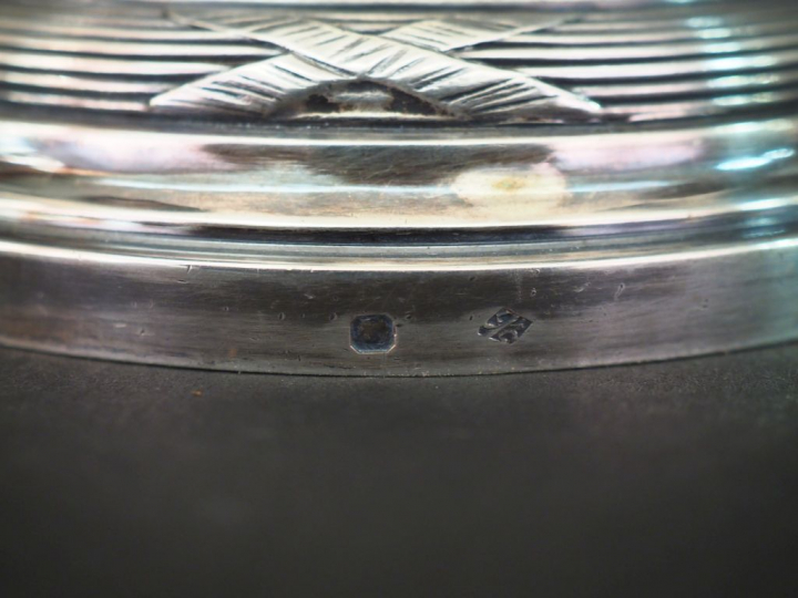 Paire de bougeoirs double de style Louis XVI en argent, poinçon Minerv