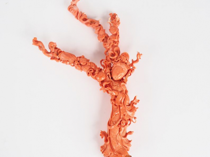 Important groupe en corail rouge - orange peau d'ange à trois branches