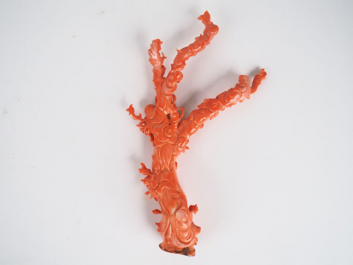Important groupe en corail rouge - orange peau d'ange à trois branches