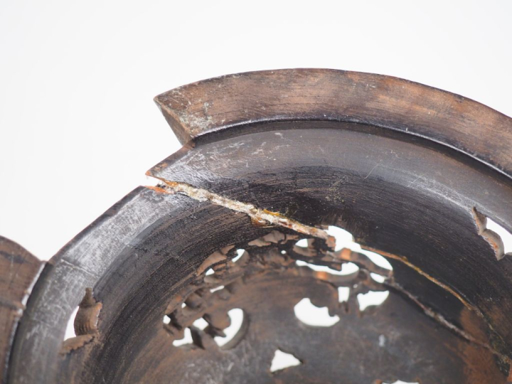 Chine XVIIIe siècle,  Vase Ding en bronze reposant sur un socle en boi