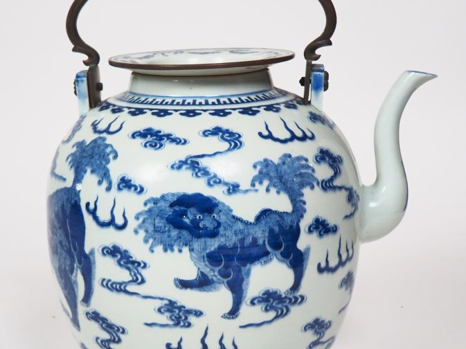Importante théière en porcelaine blanche à décor en bleu sous couverte