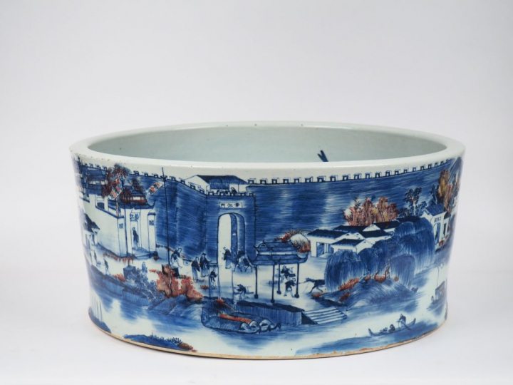 Chine, XVIIIe siècle,  Important bassin en porcelaine blanche, légèrem
