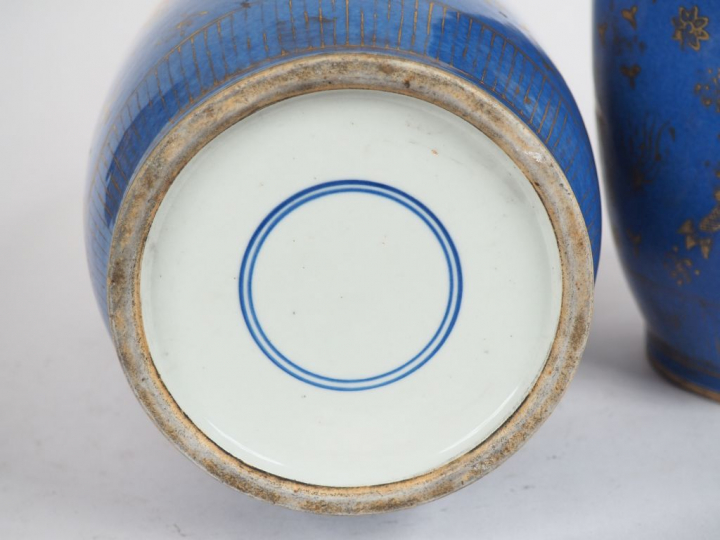 Chine vers 1900 Paire de vases de forme rouleau en porcelaine à décor 