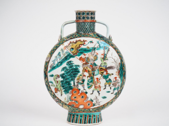 Chine, fin XIXe siècle, Vase de forme gourde sur piédouche en porcelai
