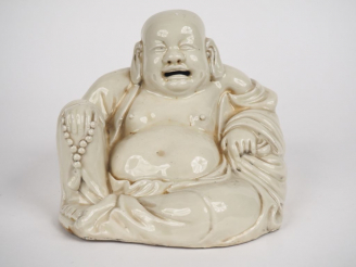 Vente aux enchères Chine, vers 1900  Bouddha en porcelaine blanche représentant milefo te