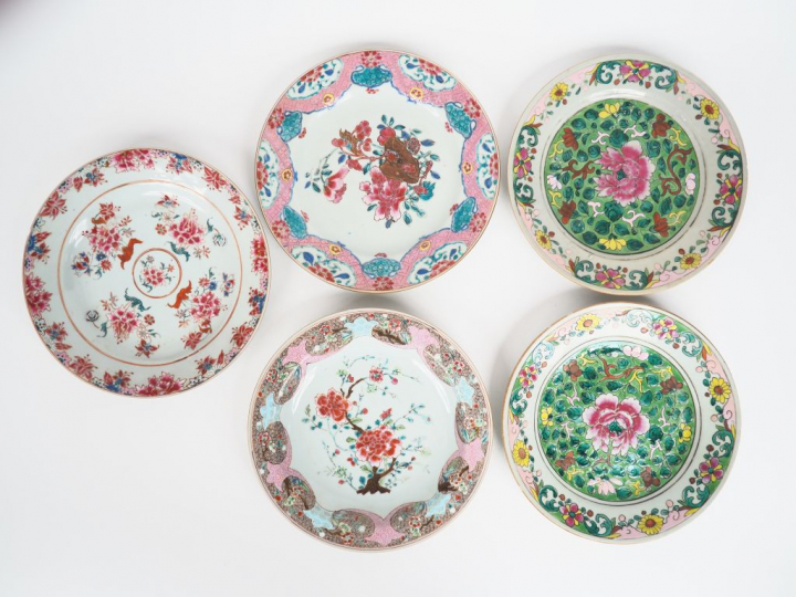 Chine XIXe, Compagnie des Indes XVIIIe siècle,  Cinq assiettes dont de