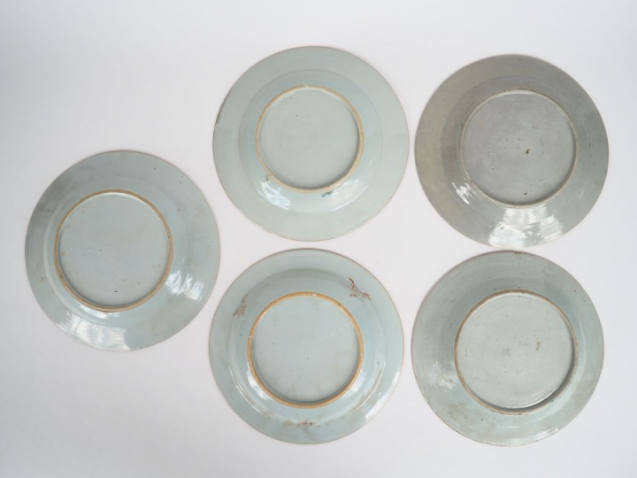 Chine XIXe, Compagnie des Indes XVIIIe siècle,  Cinq assiettes dont de