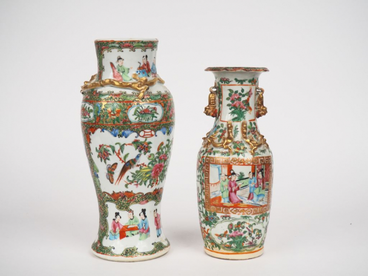 Canton, fin XIXe siècle, Deux vases de forme balustre, l’un à col ourl