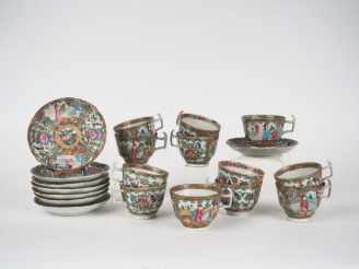 Vente aux enchères  8 tasses et sous-tasses en porcelaine et émaux polychromes de Canton 