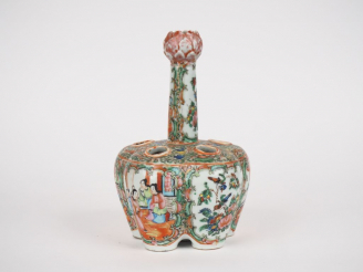 Vente aux enchères Bouquetière en porcelaine et émaux polychromes de Canton style famille