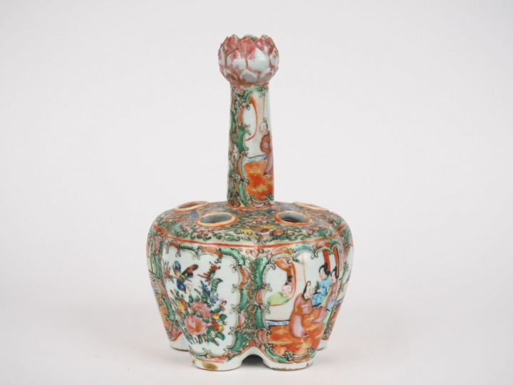 Bouquetière en porcelaine et émaux polychromes de Canton style famille