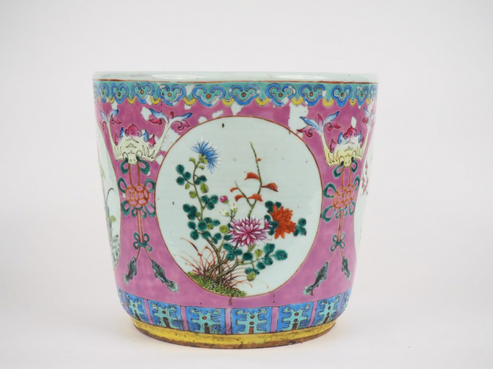Chine, XIXe siècle,  Jardinière en porcelaine et émaux polychromes, à 
