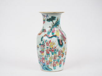 Vente aux enchères Vase Balustre en porcelaine et émaux polychromes de Canton style famil