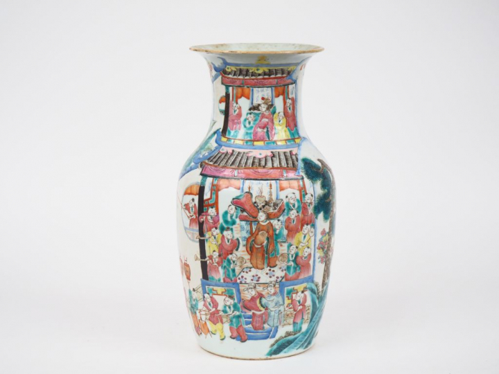 Vase Balustre en porcelaine et émaux polychromes de Canton style famil