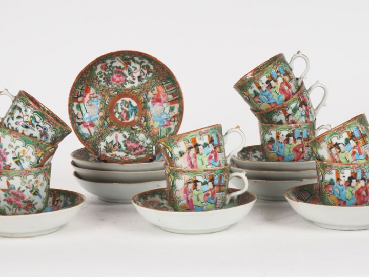10 tasses et sous-tasses en porcelaine et émaux polychromes de Canton 