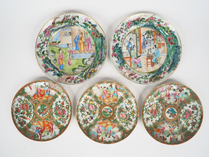 3 assiettes et 2 plats en porcelaine et émaux polychromes de Canton st