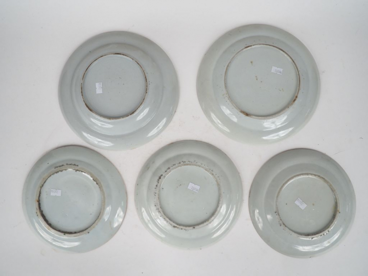 3 assiettes et 2 plats en porcelaine et émaux polychromes de Canton st
