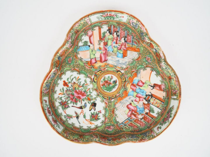 Présentoir à bords polylobés en porcelaine de Canton style famille ros