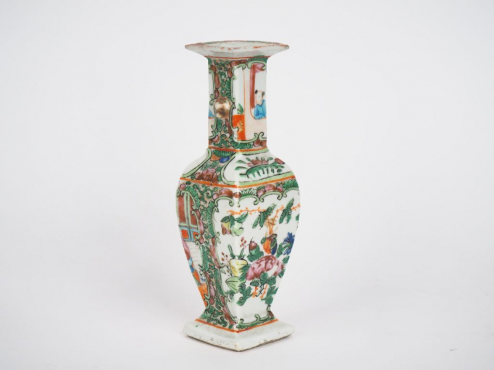 Vase balustre en porcelaine et émaux polychromes de Canton style famil