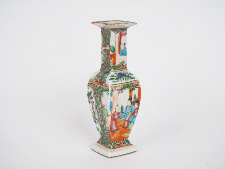 Vase balustre en porcelaine et émaux polychromes de Canton style famil
