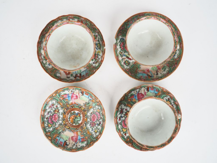 3 différentes tasses et sous-tasses en porcelaine et émaux polychromes
