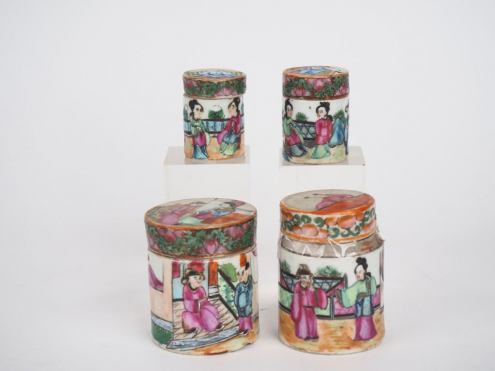 4 petits pots à fard en porcelaine et émaux polychromes de Canton styl