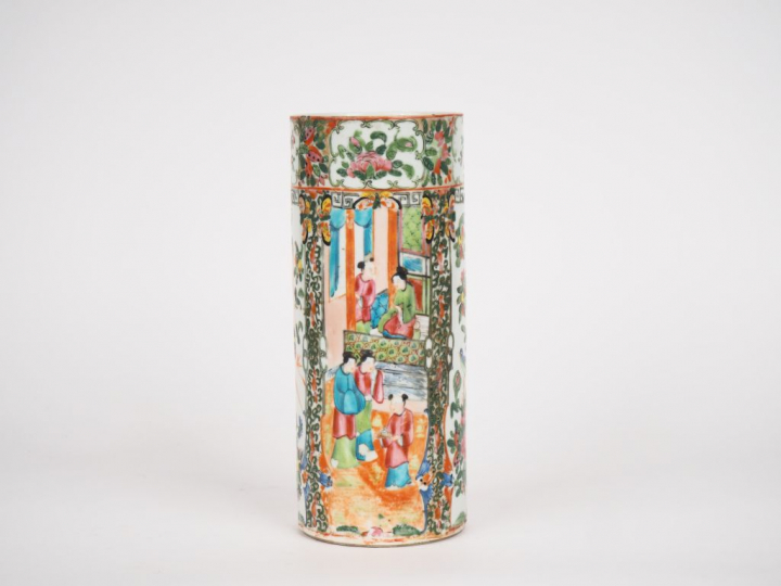 Vase rouleau en porcelaine et émaux polychromes de Canton style famill