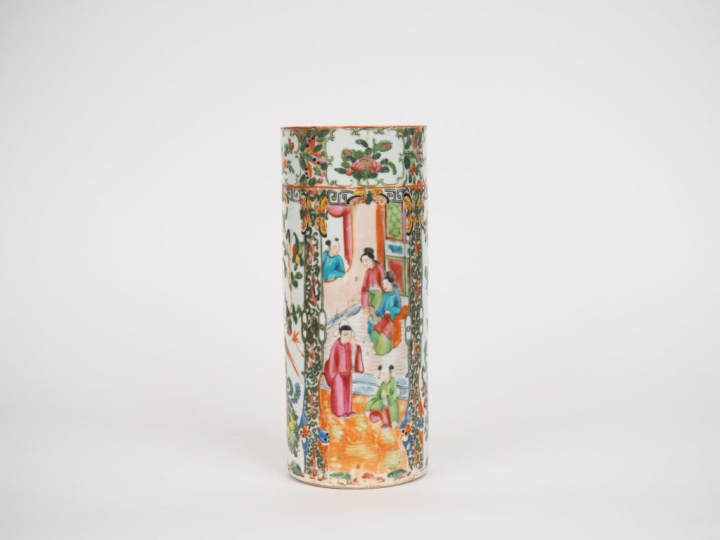 Vase rouleau en porcelaine et émaux polychromes de Canton style famill