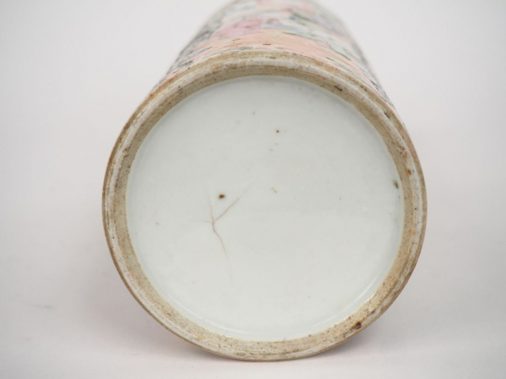 Vase rouleau en porcelaine et émaux polychromes de Canton style famill