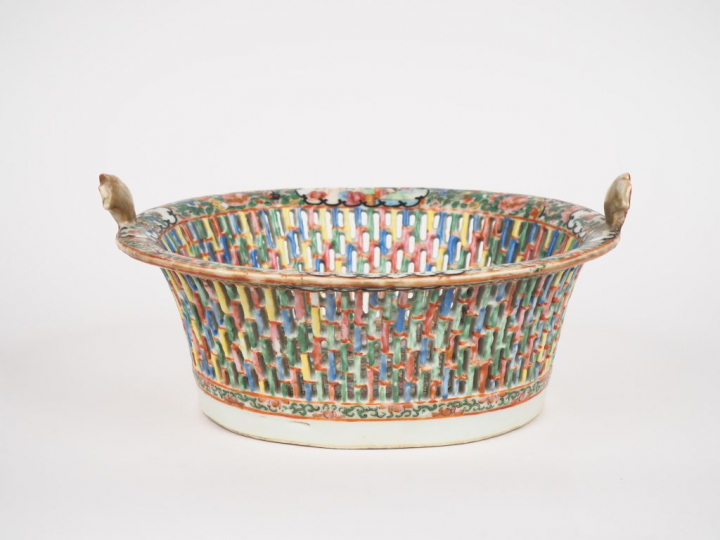 Corbeille ajourée en porcelaine et émaux polychromes de Canton style f