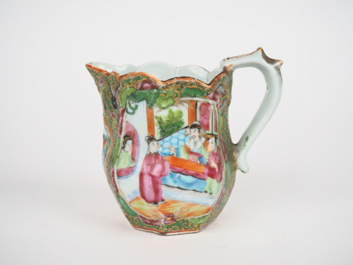 Petite verseuse en porcelaine et émaux polychromes de Canton style fam
