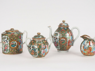 Vente aux enchères Service à thé en porcelaine et émaux polychromes de Canton style famil