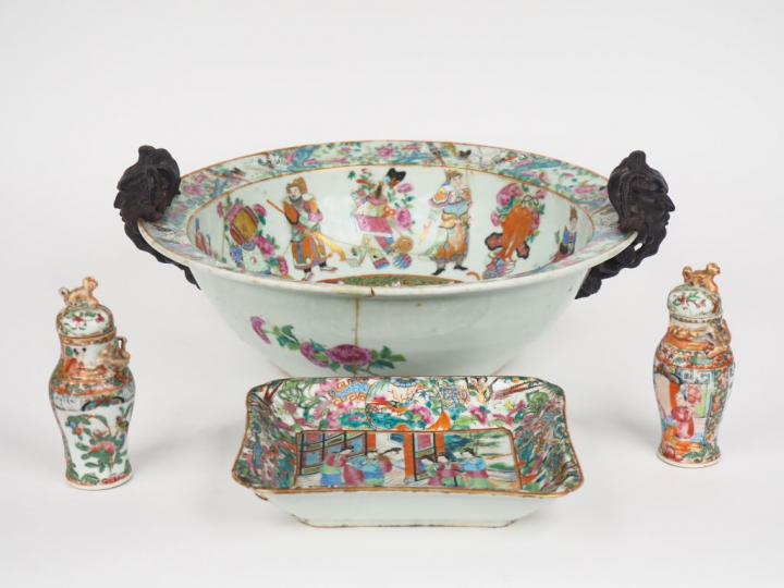 Bassin en porcelaine et émaux polychromes de Canton style famille rose
