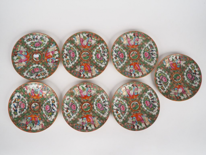 7 petites assiettesen porcelaine et émaux polychromes de Canton style 