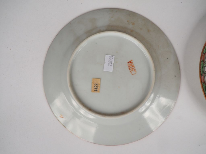 7 petites assiettesen porcelaine et émaux polychromes de Canton style 