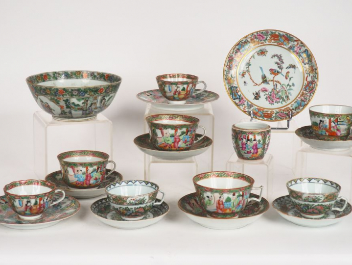 Ensemble en porcelaine polychrome de canton de style famille rose à dé
