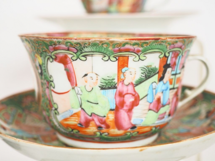 Ensemble en porcelaine polychrome de canton de style famille rose à dé