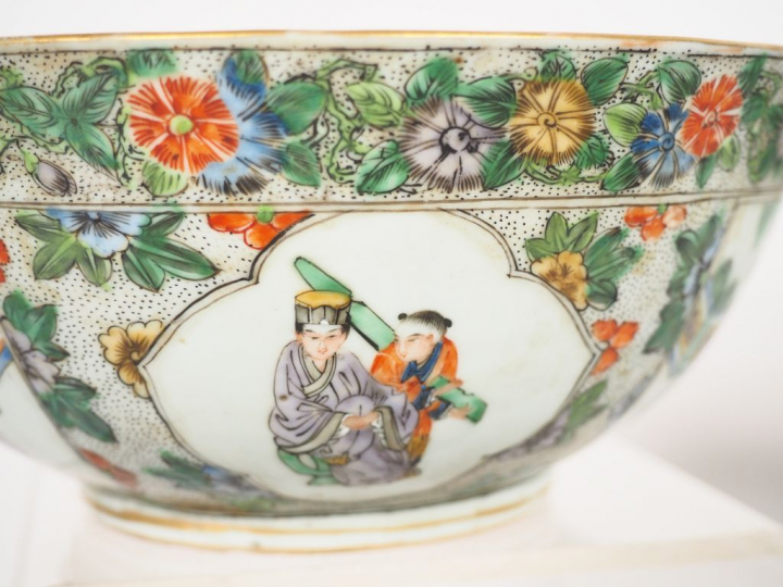 Ensemble en porcelaine polychrome de canton de style famille rose à dé