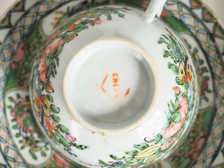 Ensemble en porcelaine polychrome de canton de style famille rose à dé