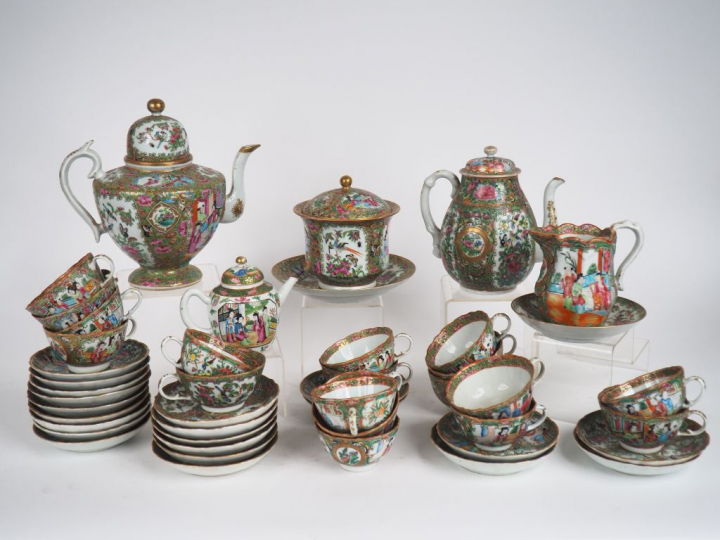 Partie de service à thé en porcelaine polychrome de canton de style fa