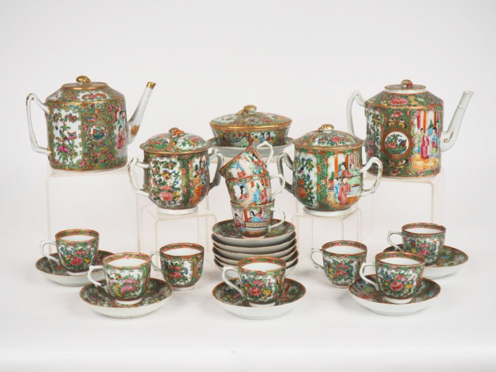 Partie de service à café en porcelaine polychrome de canton de style f