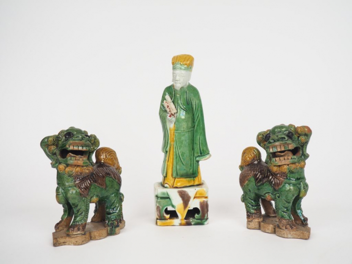 Chine, époque Kangxi (1661-1722) Paire de chiens de fô et dignitaire e
