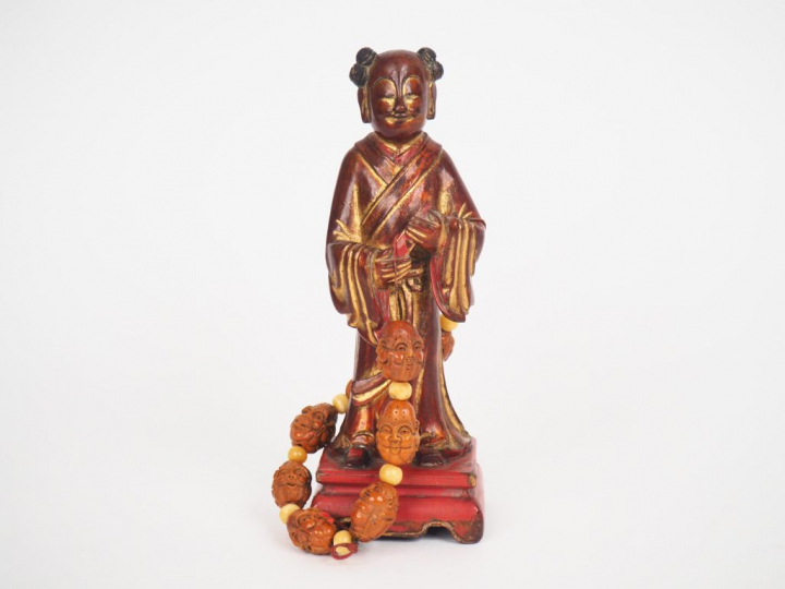 Chine, vers 1900 Sujet en bois laqué rouge et doré représentant un des