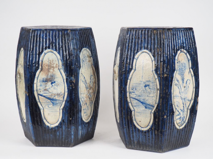 Chine, fin XIXe siècle, Paire de tabourets en porcelaine émaillée bleu