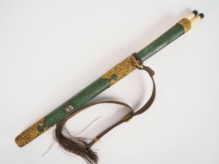 Nécessaire à pique-nique en galuchat et cuivre doré à décor ciselé d'o
