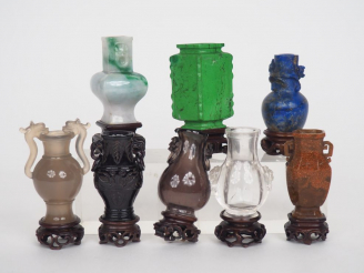 Vente aux enchères Chine Xxe siècle, Coffret Comprenant huit vases de maîtrise en pierres